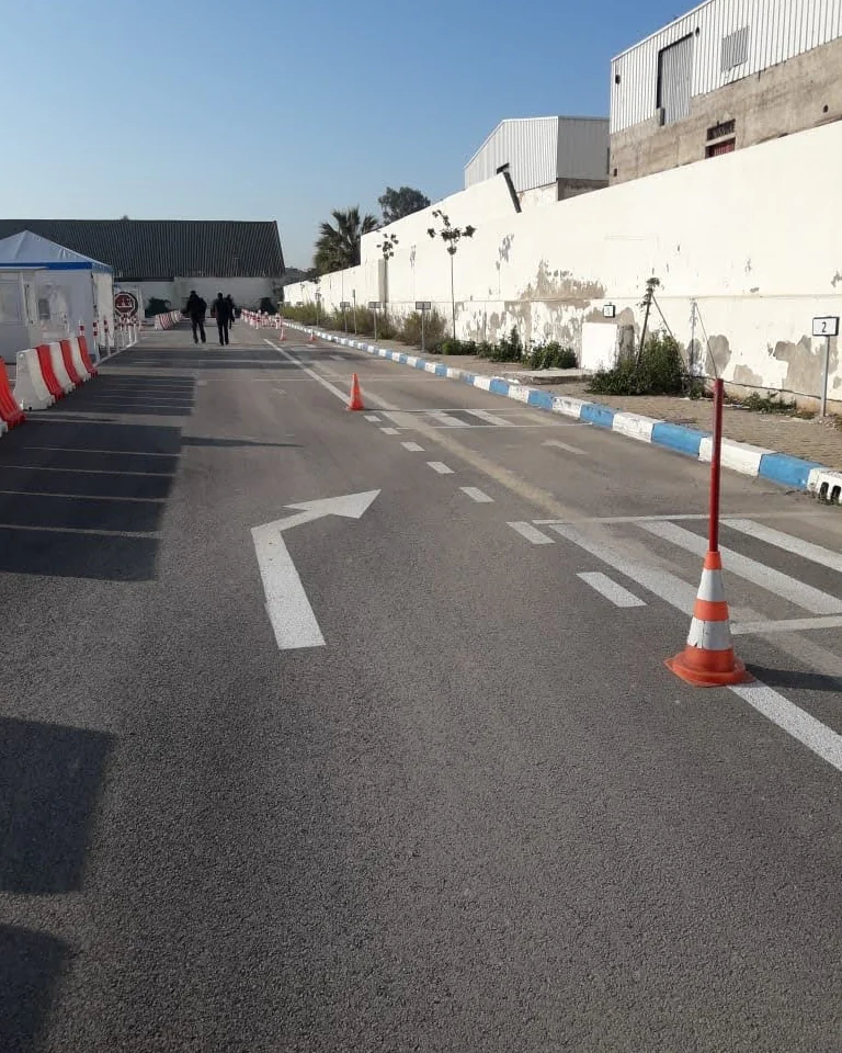 Flèche directionnelle sur le parcours d’examen à Fès
