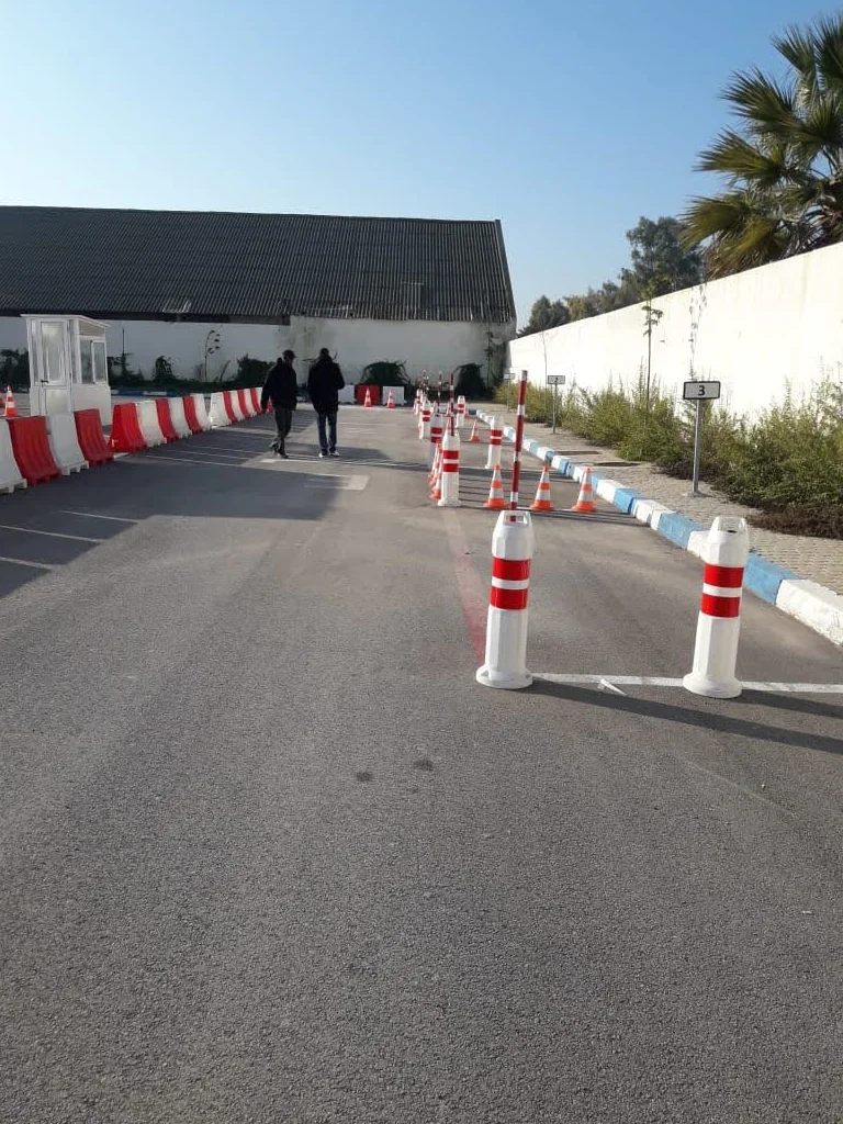Couloir numéroté sur le parcours d’examen à Fès