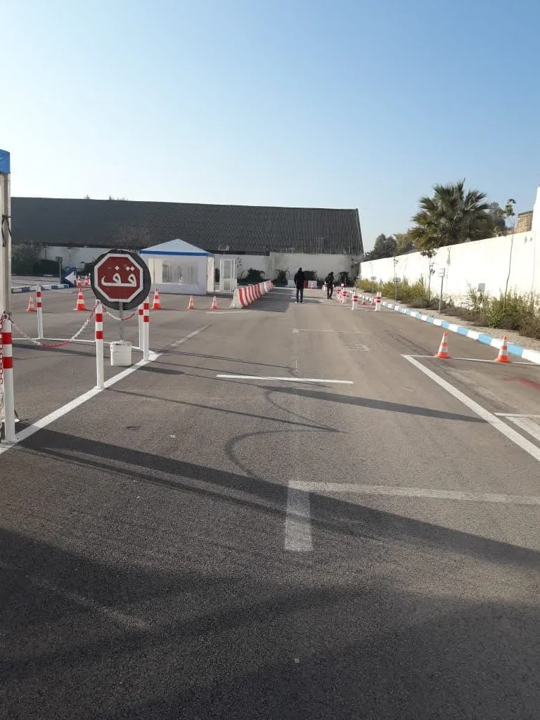 Panneau stop sur le parcours d’examen à Fès